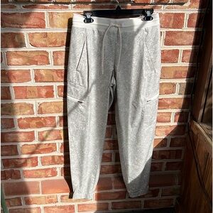 Athleta lightweight Venture printed jogger style pant. Size 6 Tall